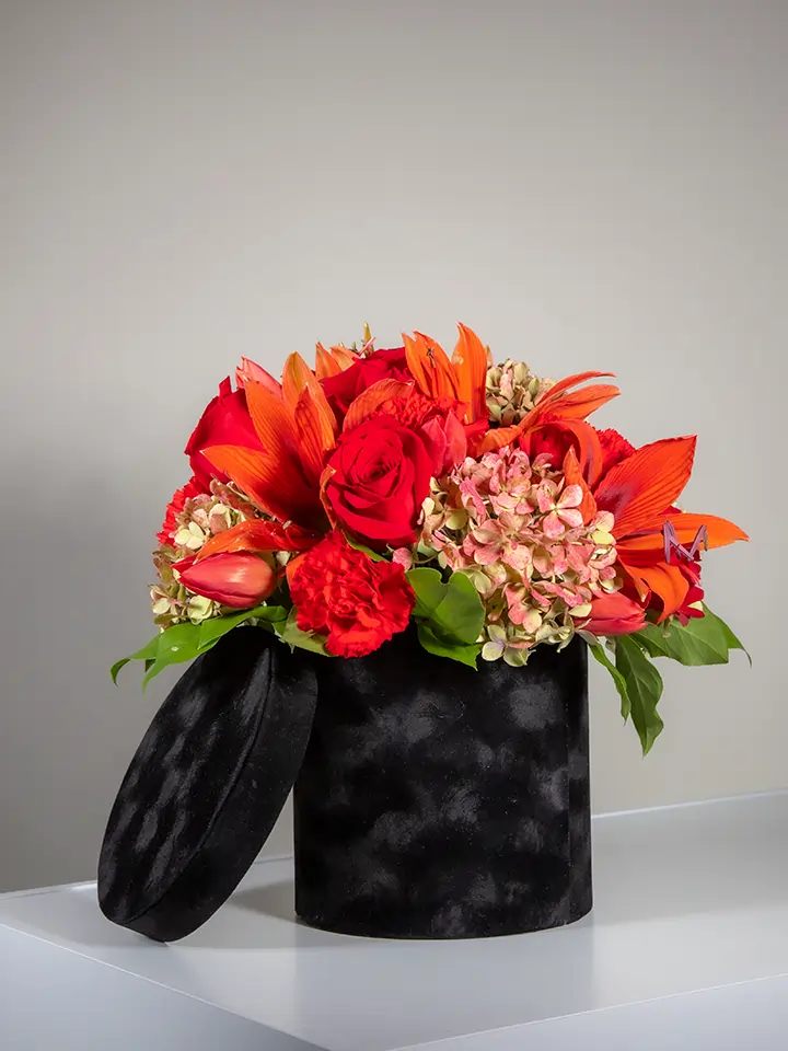 Flower box nera di fiori rossi con coperchio